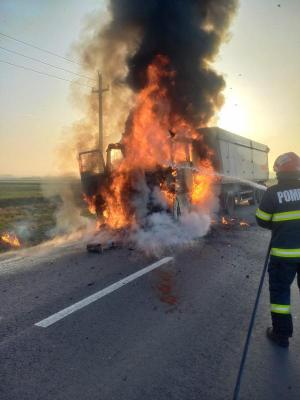 Intervenție pentru lichidarea unui incendiu produs la un cap de tractor, la Sintești