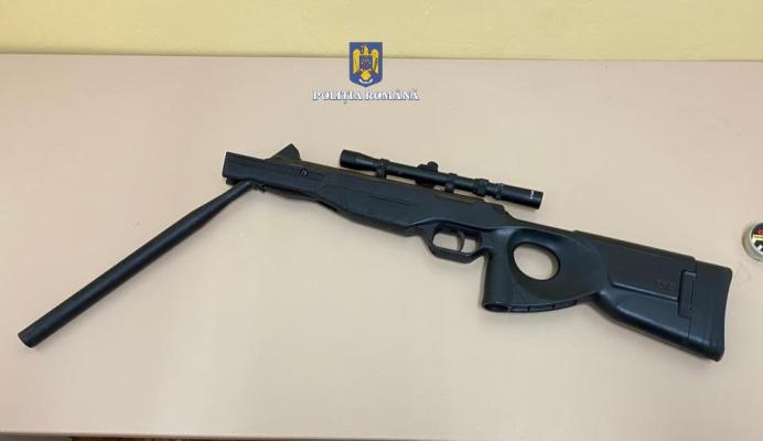 Dosar penal pentru un minor care a încercat să vândă o armă în Medgidia