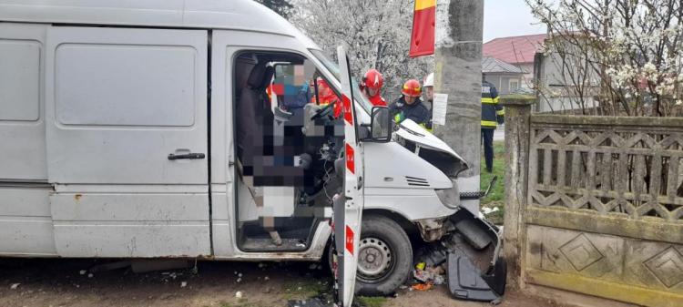Coliziune între o autoutilitară și un TIR, în localitatea Maia