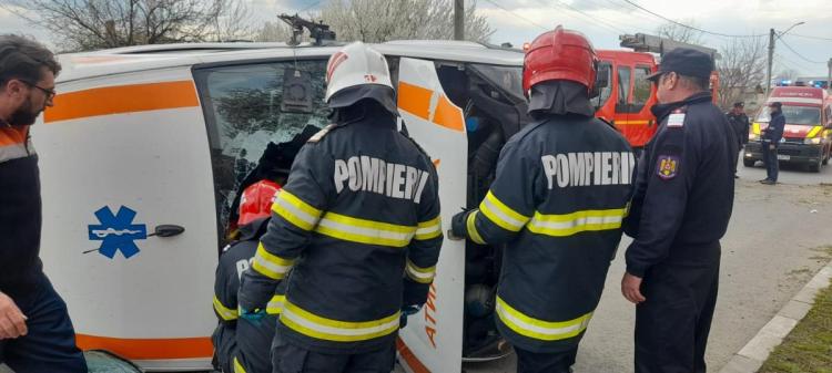 Impact între două mașini, pe strada Mugurului