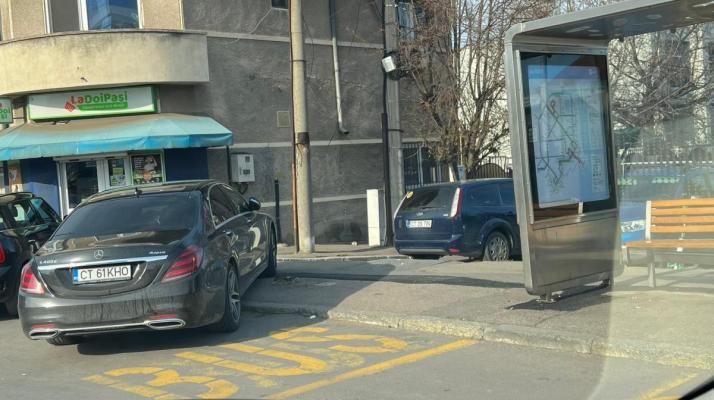 Și-a parcat mașina pe trotuar, în stația de autobuz, pe bulevardul Mamaia