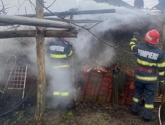 Incendiu la o anexă gospodărească, din cauza unui scurtcircuit
