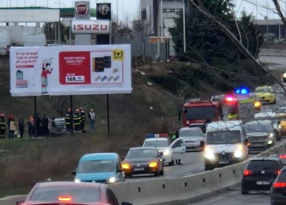 Patru persoane au ajuns la spital, după ce un autoturism s-a răsturnat, pe DN2A
