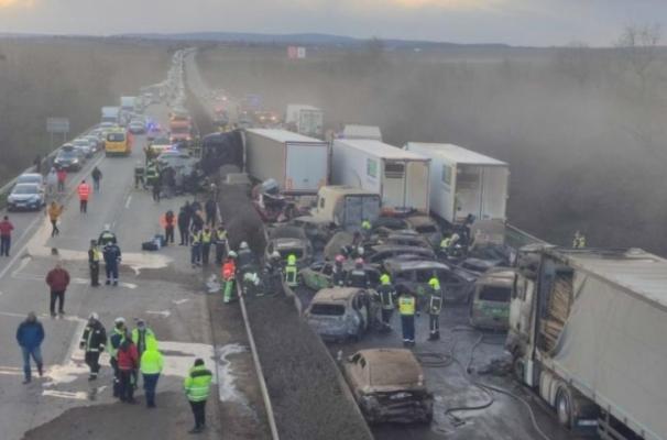 Accident cumplit cu peste 40 de mașini, în Ungaria. Trei români răniți, dintre care unul grav. Video