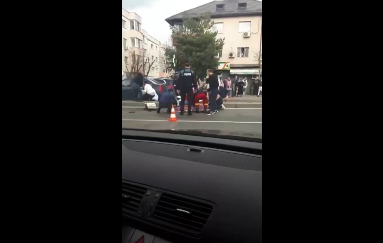 Doua adolescente, lovite in plin de o masina pe trecerea de pietoni. Video