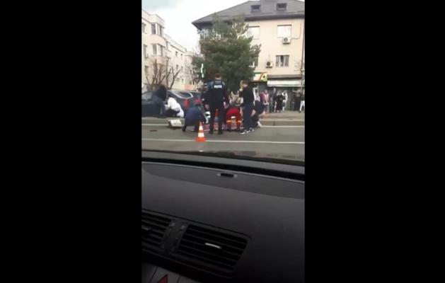 Două adolescente, lovite în plin de o mașină pe trecerea de pietoni. Video