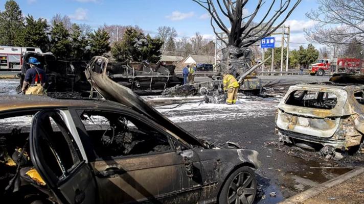 O cisternă a explodat, flăcările uriaşe au cuprins mai multe case şi maşini