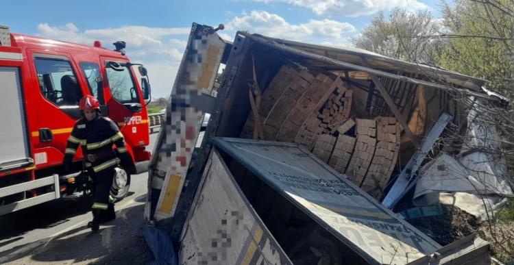 TIR încărcat cu cherestea, răsturnat pe DN2, în comuna Coșereni