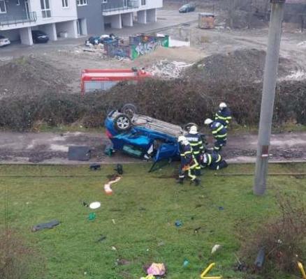 Un autoturism a căzut de pe un pasaj peste liniile de tramvai, în Arad