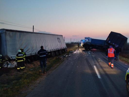Doi răniţi după ce două camioane s-au ciocnit pe un drum judeţean