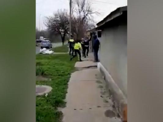 Doi polițiști, bătuți cu propriul baston de un bărbat de 59 de ani! Video 