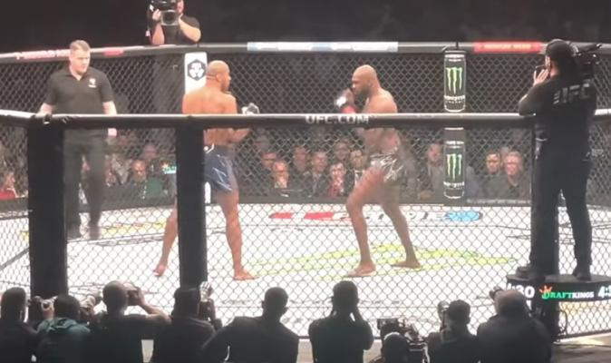 Americanul Jon Jones este noul campion UFC la categoria grea, după ce l-a spulberat pe Ciryl Gane în prima repriză