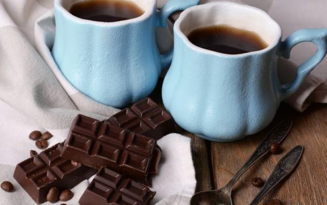 Care sunt beneficiile și riscurile asociate consumului de cafea, ceai și ciocolată