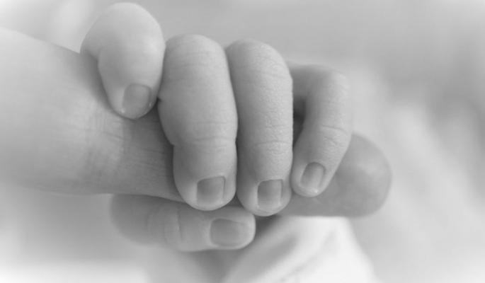 O tânără mămică şi-a abandonat bebeluşul pe câmp, cu o sticlă de lapte lângă el