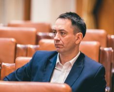 O pasăre și-a făcut nevoile pe liderul deputaților UDMR, Csoma Botond, înaintea negocierilor pentru noul Guvern O pasăre și-a făcut nevoile pe liderul deputaților UDMR, Csoma Botond, înaintea negocierilor pentru noul Guvern