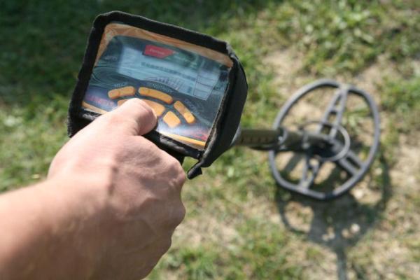 Bărbat sancționat pentru deținerea de detectoare de metale