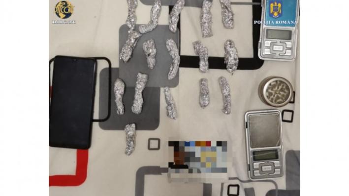 Două persoane arestate în dosarul de trafic de droguri în licee 