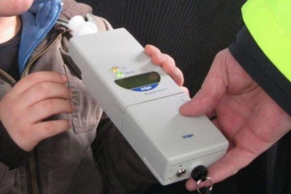 Autoturism parcat, acroșat de un șofer beat și drogat cu canabis