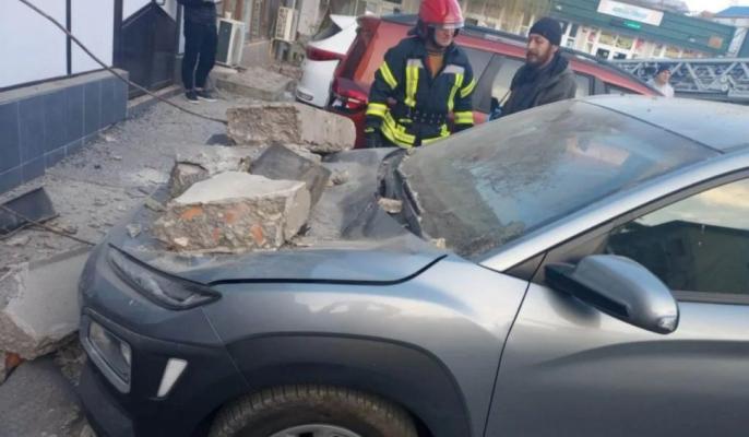 Faţada unui bloc din Tulcea s-a prăbuşit peste un magazin şi două maşini