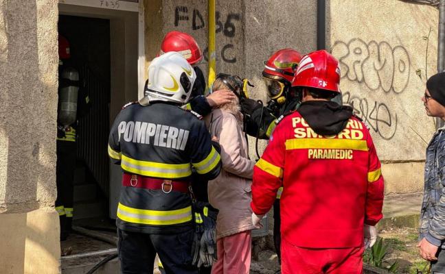 Doi copii, salvați de pompieri, din blocul inundat cu fum de pe aleea Curcubeului