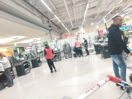 Atenție! Au dispărut și casele de marcat din Auchan Constanța!