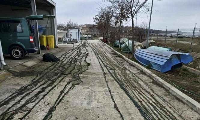 Peşte, unelte de pescuit și un motor de barcă furat, descoperite de polițiștii de la Gărda de Coastă 