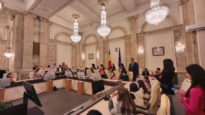 Elevii de la Școala Gheorghe Țițeica, în vizită la Parlamentul României!