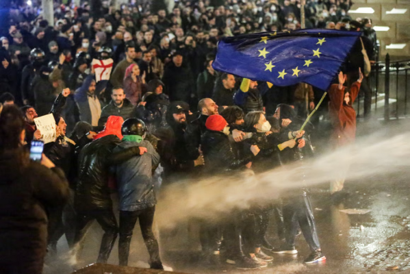 Partidul de guvernământ din Georgia retrage proiectul „agenților străini” inspirat de la ruși