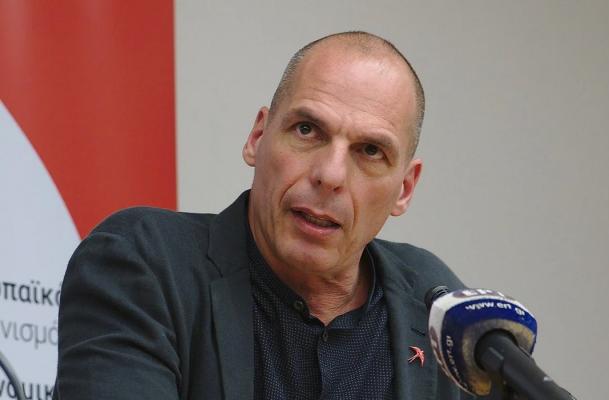 Fostul ministru de finanţe grec Yanis Varoufakis, atacat violent de indivizi cu cagule