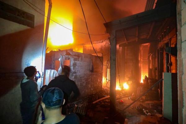  Cel puţin 16 morţi şi zeci de răniţi într-un incendiu la un depozit de combustibil. Video