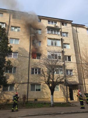 Incendiu puternic pe aleea Curcubeului. Mai multe persoane au fost evacuate! Video
