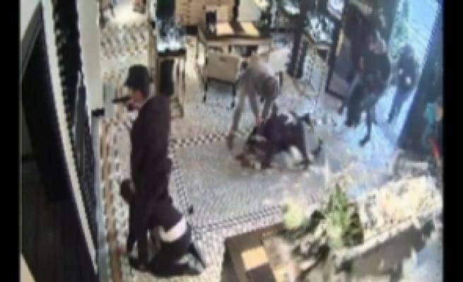 A jefuit o casă de amanet și s-a dus la păcănele