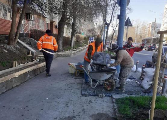 Se reabilitează jardinierele din municipiul Constanța