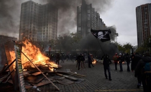Politia din Franta s-a dezlantuit cu gaze lacrimogene si tunuri cu apa