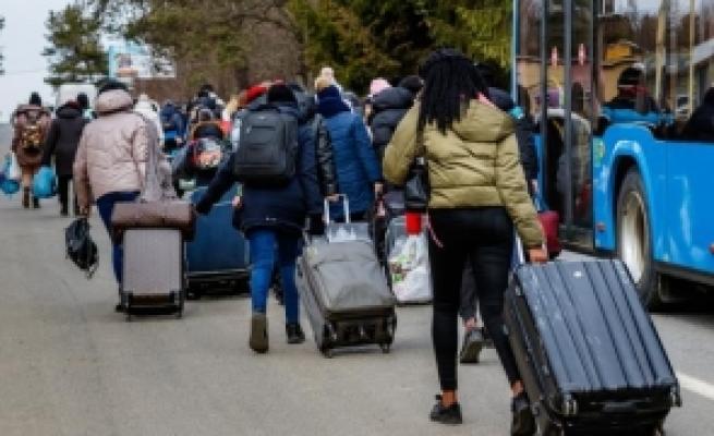 Guvernul vrea să reducă sumele acordate românilor care găzduiesc refugiați ucraineni