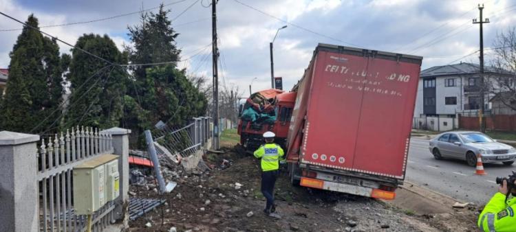 Carambol lângă Iași: Un microbuz cu 14 pasageri a fost acroșat de două autocamioane