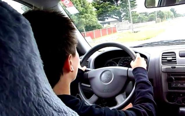 Adolescentă lovită de o maşină condusă de un minor de 14 ani care a furat autoturismul de la bunici