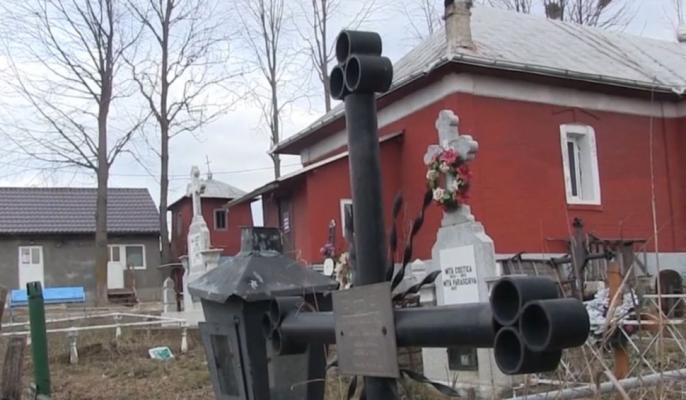 Elevi mutaţi să înveţe în cimitir: „N-am găsit altă soluţie