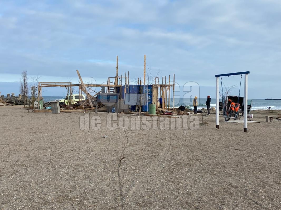 Operatorii isi demoleaza beach bar-urile de pe plaja, fara autorizatie, pentru a putea participa la licitatie. Video 