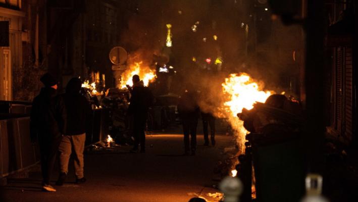 Peste 100 de protestatari au fost reținuți la Paris. Video