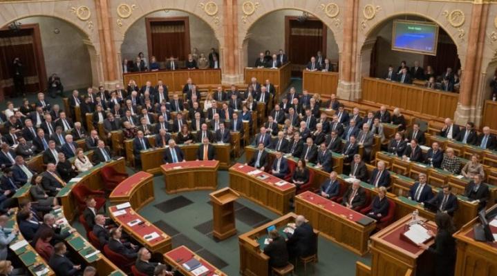 Parlamentul ungar a adoptat revizuirea Constituției cu măsuri sociale conservatoare. Marșurile LGBT+, interzise