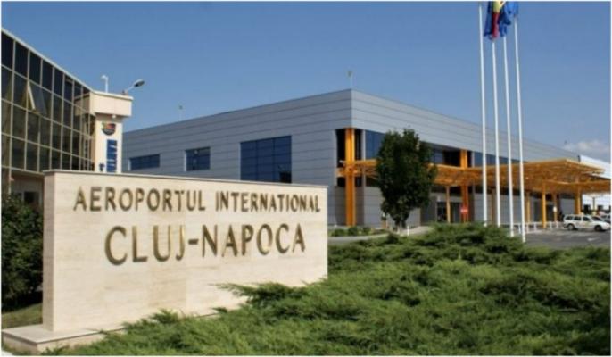Pasager băut, dat jos din avion cu cătuşe la mâini, pe aeroportul din Cluj-Napoca