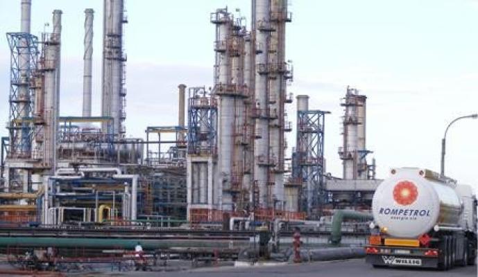 Hoț de benzină din conductele Rompetrol, executat silit de Rafinărie