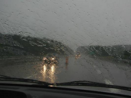 Atenție, șoferi! Plouă torențial pe A2 București-Constanța