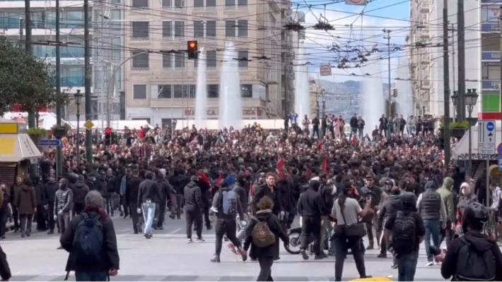 Ciocniri violente între poliţie şi protestatari în timpul unor manifestaţii declanşate de catastrofa feroviară