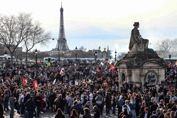 Opoziția din Franța amenință să răstoarne guvernul