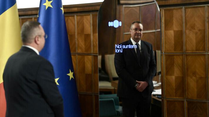 Robotul Ion de la Guvern, pus în dificultate de câțiva elevi de liceu. Întrebările care l-au încuiat