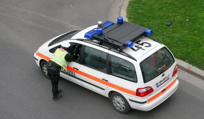 O româncă a fost strivită de propria mașină, în timp ce își aranja bagajele în portbagaj, în fața unei pensiuni din Austria