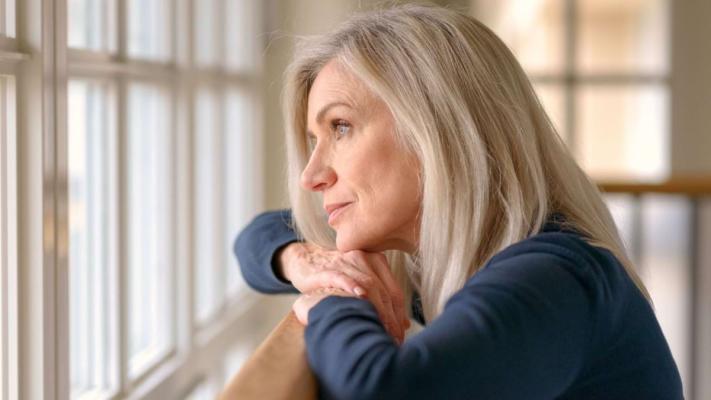 Sindromul „empty nest“: Cum depășești tristețea atunci când copiii pleacă de acasă