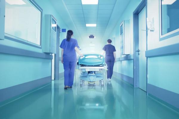 O femeie a murit după ce a născut într-un spital privat